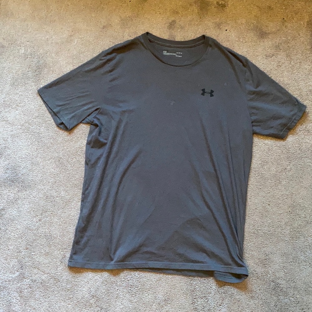 L, under armour dark gray super soft t-shirt